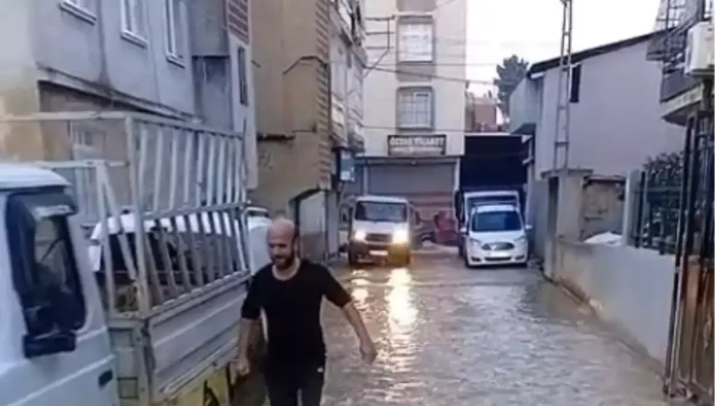 İçme suyu borusu patladı: 3 mahalle göle döndü, yol çöktü