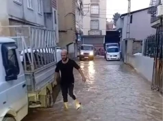 İçme suyu borusu patladı: 3 mahalle göle döndü, yol çöktü