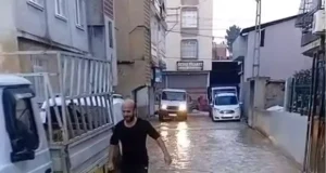 İçme suyu borusu patladı: 3 mahalle göle döndü, yol çöktü