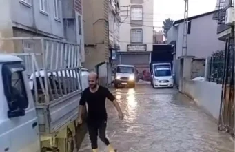 İçme suyu borusu patladı: 3 mahalle göle döndü, yol çöktü