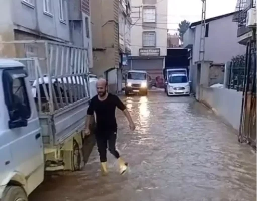 İçme suyu borusu patladı: 3 mahalle göle döndü, yol çöktü