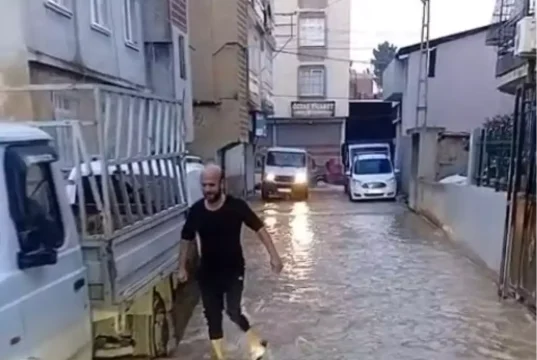 İçme suyu borusu patladı: 3 mahalle göle döndü, yol çöktü