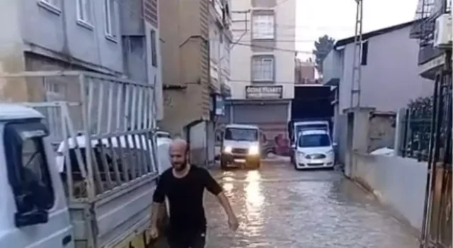 İçme suyu borusu patladı: 3 mahalle göle döndü, yol çöktü
