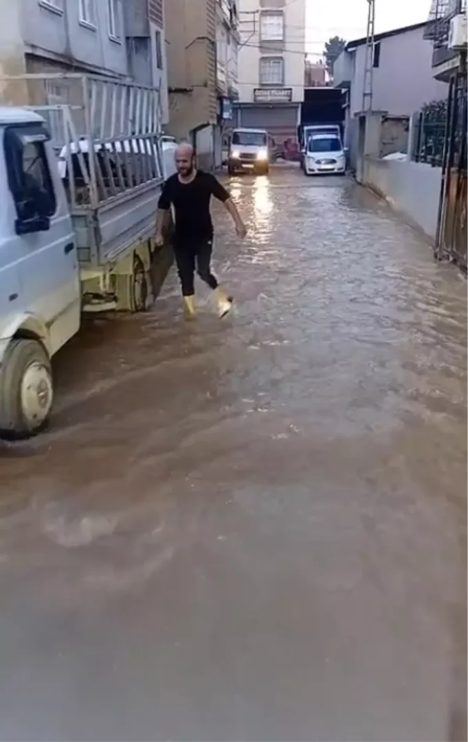 İçme suyu borusu patladı: 3 mahalle göle döndü, yol çöktü